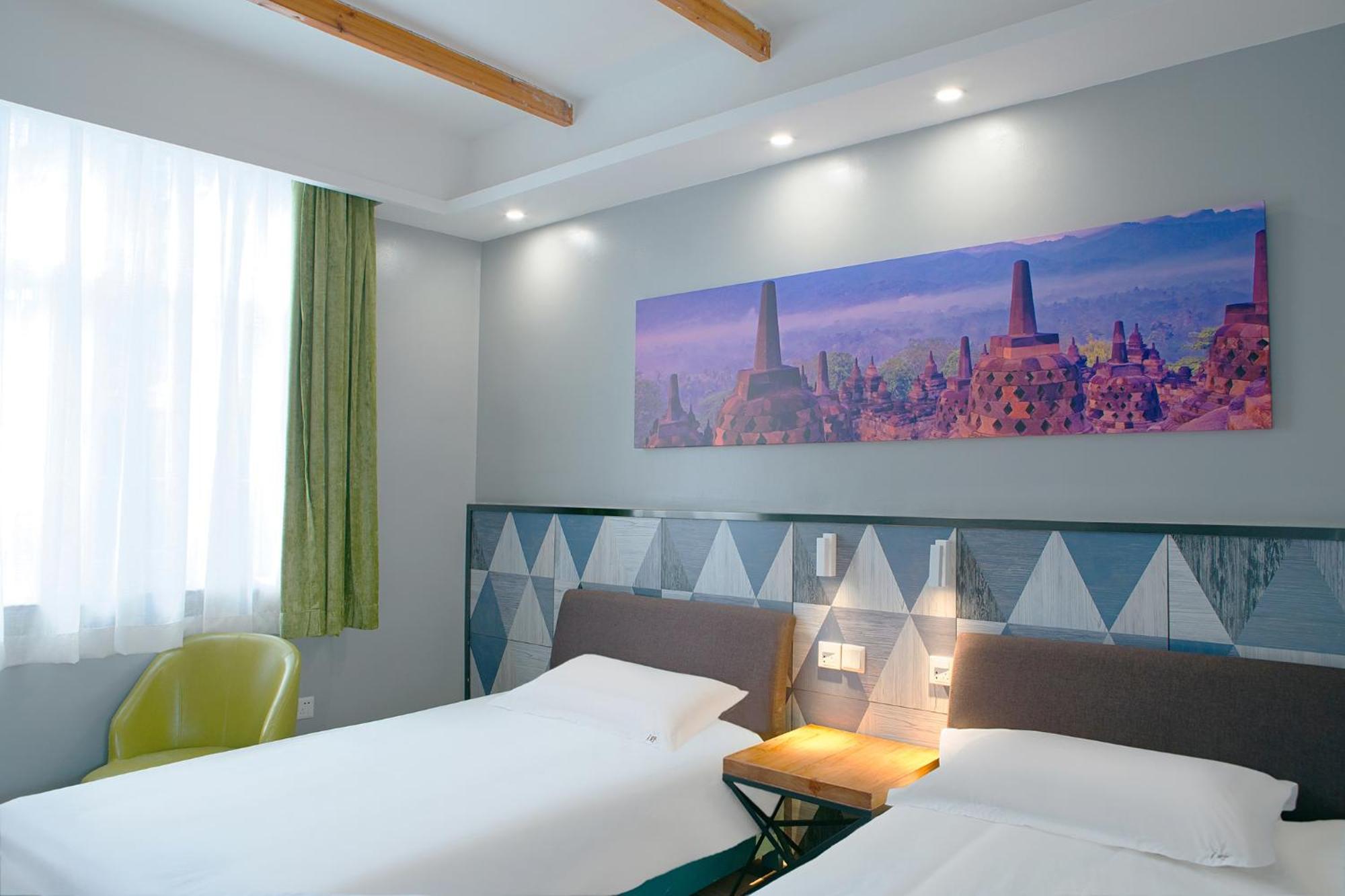 The Cloudland International Youth Hostel Close To The City Center,10 Min Walks To The Subway, Close To The Night Market, Old Street, Green Lake, English-Speaking Service, Free Activity Convenient Payment And Visa Cards Are Accepted Куньмін Екстер'єр фото